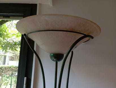 Lampadaire en métal laqué vert retenant une...
