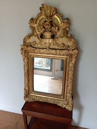 Miroir à fronton en bois doré, surmonté d'un...