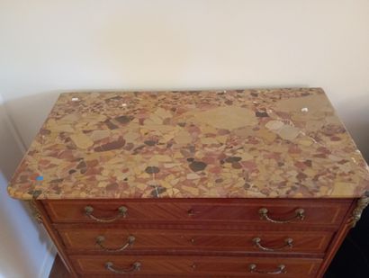 Commode en placage de bois clair ouvrant...