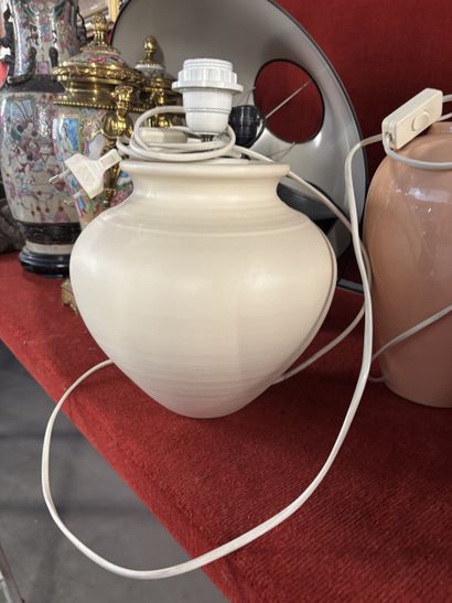 Lot comprenant :
- KOSTKA, lampe de table...