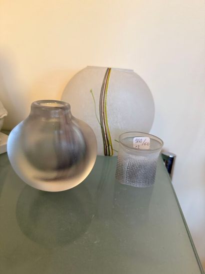 KOSTA,
Vase en verre sablé et doublé noir,...
