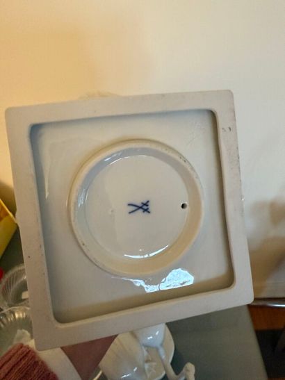 Lot comprenant :
- KOSTKA, lampe de table...
