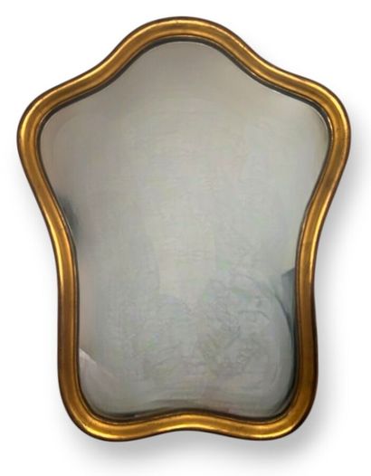 Miroir en bois doré à ondulations.
H. 62,5...