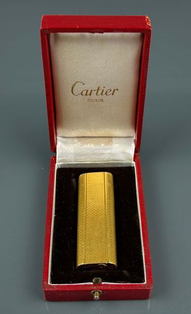 CARTIER 
Briquet en plaqué or à décor gravé...
