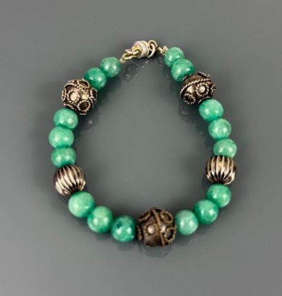Collier de perles de malachite en chute,...