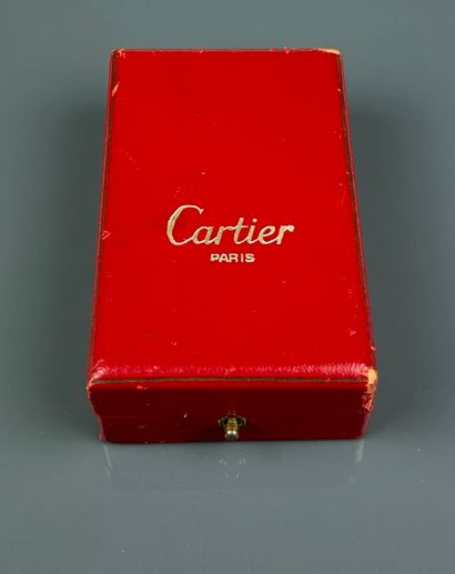CARTIER 
Briquet en plaqué or à décor gravé...
