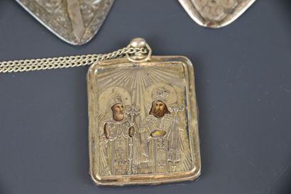 MOYEN ORIENT
Deux pendentifs cœur en argent...