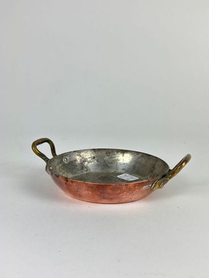 Pot à cendre en cuivre, une anse.
H. 25 cm,...