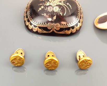 Lot de bijoux anciens comprenant : 
- Broche...
