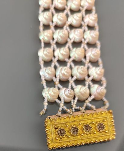 Bracelet à quatre rangs de coquillages irisés...