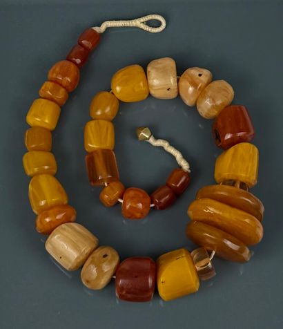Imposant collier composé de perles d'ambre...
