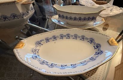 LIMOGES, 
Partie de service de table en porcelaine...