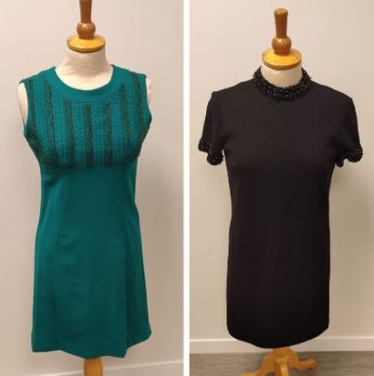 MANNETTE DE VETEMENTS
Comprenant robes, vestes,...