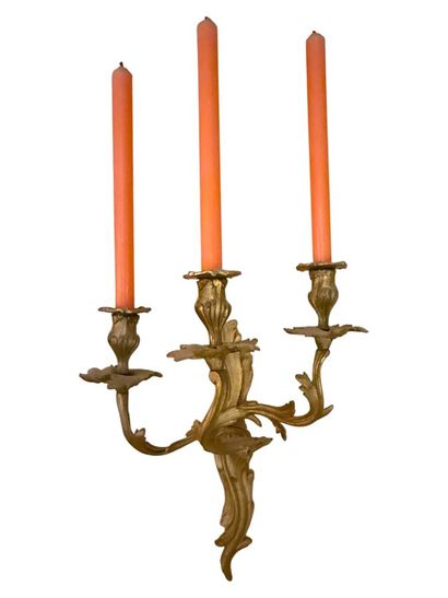 4 appliques à 3 bras de lumières en bronze...
