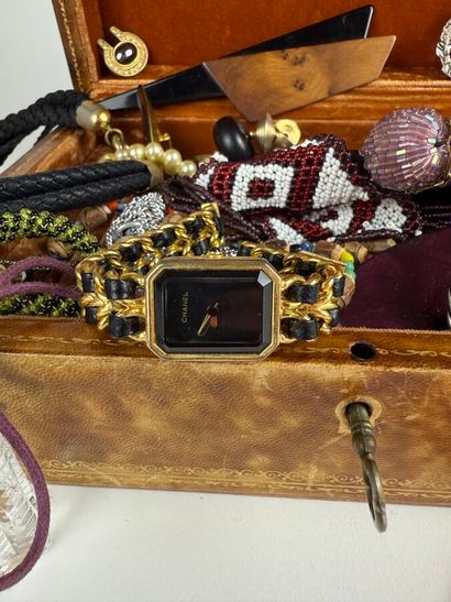 Lot de bijoux fantaisies comprenant colliers...