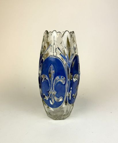 Paire de vases cornet en porcelaine à décor...