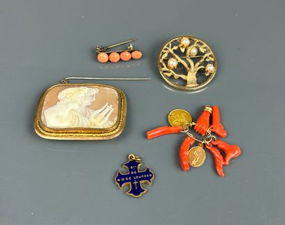 Pendentif en or jaune 750°/°° et corail ;...