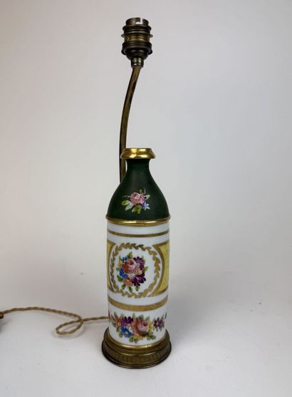Paire de vases cornet en porcelaine à décor...