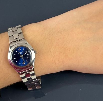Lot de trois montres comprenant : 
- SWATCH...