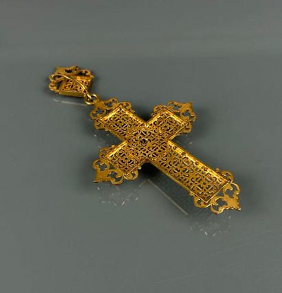 Pendentif Grande Croix en métal doré ajouré...