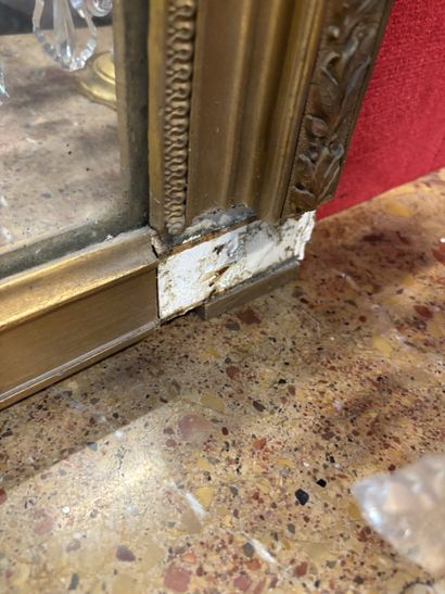 Grand miroir en bois et stuc doré surmonté...