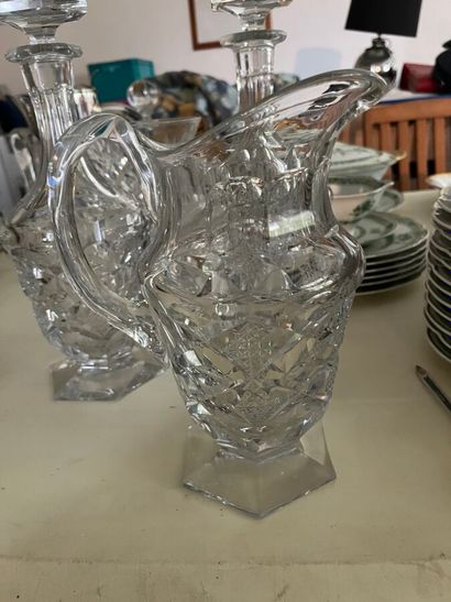 Deux carafes, un broc et un vase en cristal...