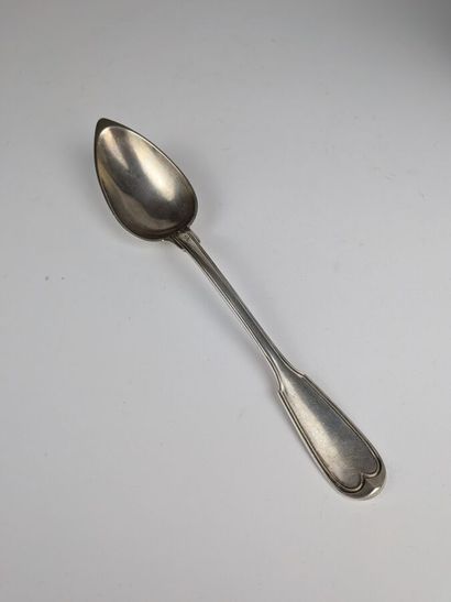 Trois couverts et une cuillère à dessert...