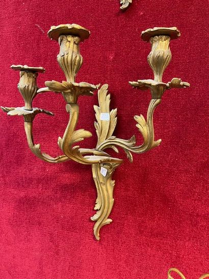 4 appliques à 3 bras de lumières en bronze...