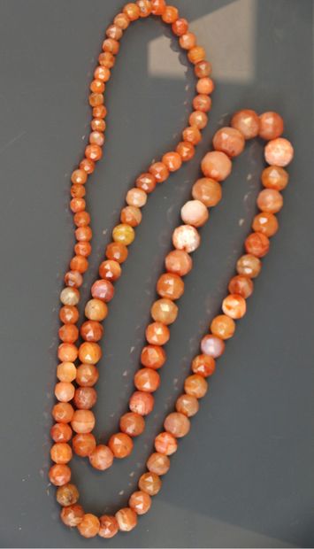 Collier composé de perles de cornaline facettées...