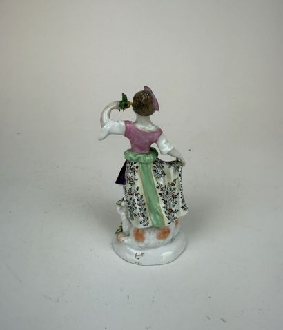 Lot de 6 statuettes en porcelaine émaillée...