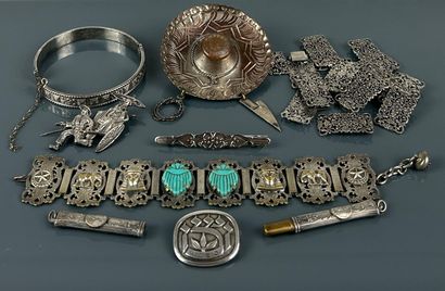 Lot de bijoux fantaisies en métal argenté...