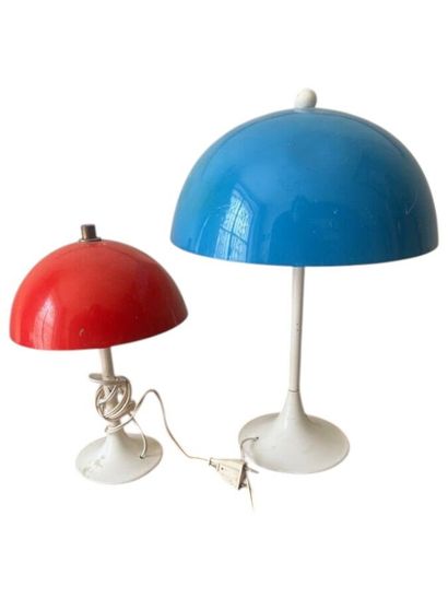 Deux lampes champignons en métal laqué bleu...