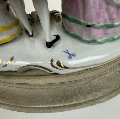 Lot de 6 statuettes en porcelaine émaillée...