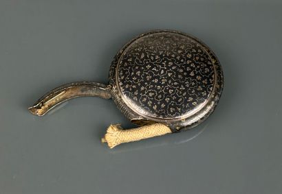 Pyrogène circulaire en argent 800°/°° damasquiné...