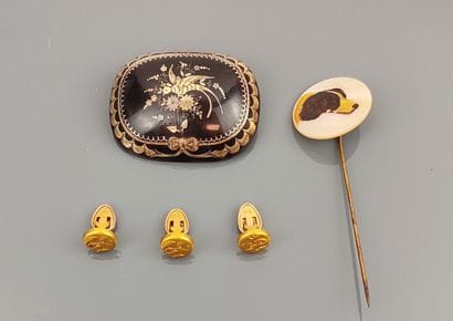Lot de bijoux anciens comprenant : 
- Broche...