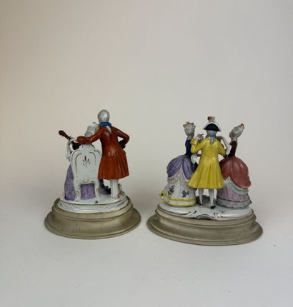 Lot de 6 statuettes en porcelaine émaillée...