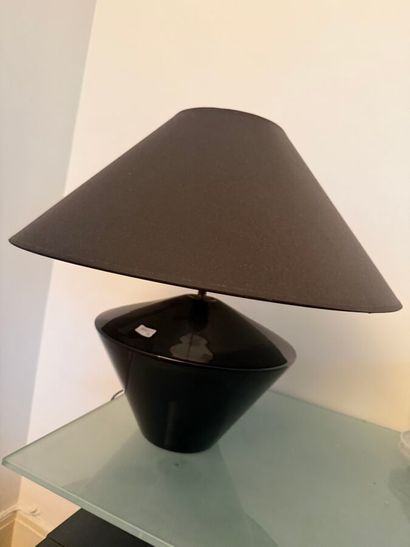 Lot comprenant :
- KOSTKA, lampe de table...