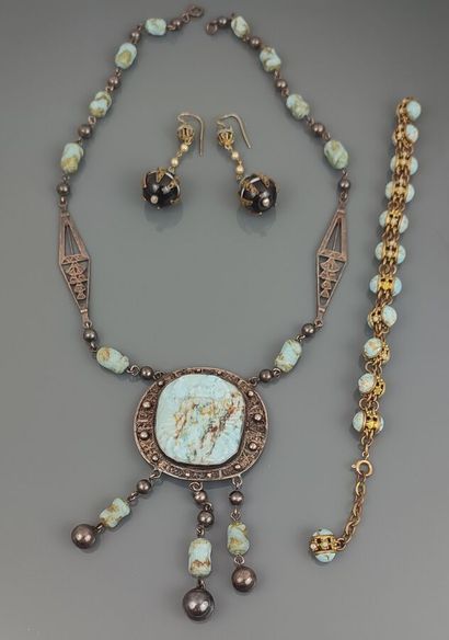 Lot de bijoux fantaisie comprenant :
- Collier...