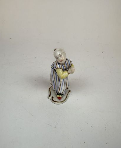 Lot de 6 statuettes en porcelaine émaillée...