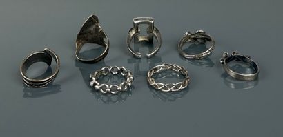 Lot de sept bagues en argent comprenant quatre...