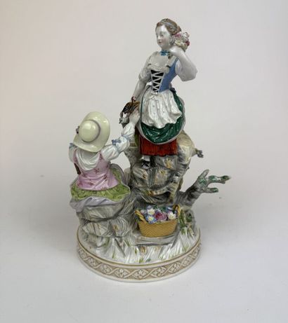 Lot de 6 statuettes en porcelaine émaillée...