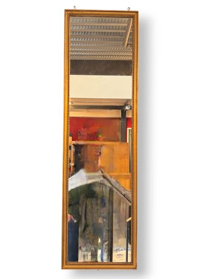 Miroir cadre en bois mouluré et doré. 
120...