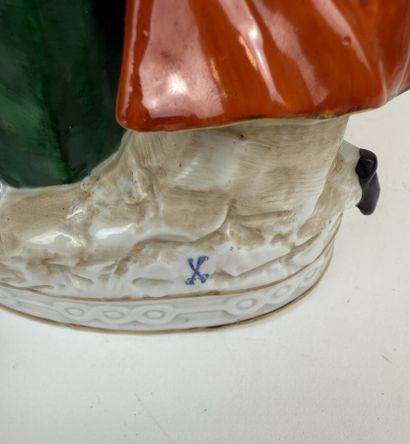 Lot de 6 statuettes en porcelaine émaillée...