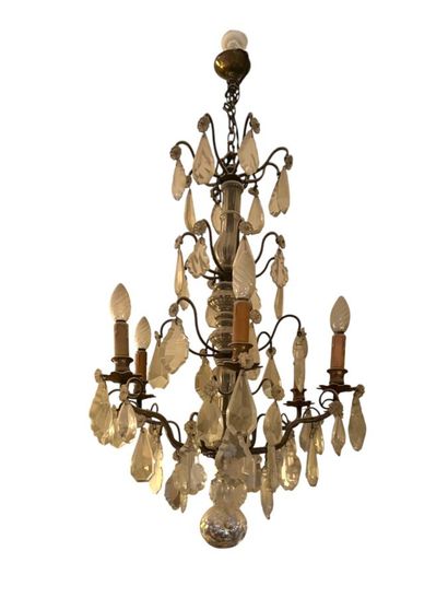 Lustre à six bras de lumières en laiton orné...