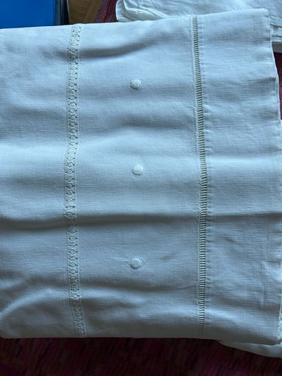 Un lot de draps et linge en lin brodé, ajouré...