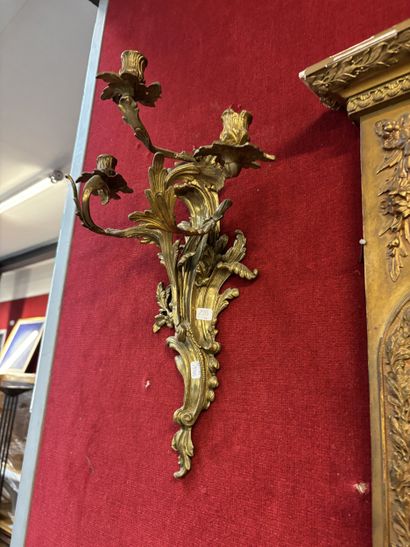 4 appliques à 3 bras de lumières en bronze...