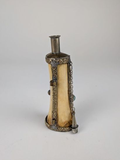 TIBET, XIXème siècle.
Poire à poudre en os...