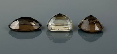 Citrine de taille ovale facettée et deux...