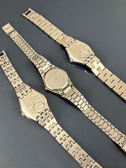 Lot de trois montres comprenant : 
- SWATCH...