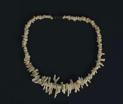 Lot de deux colliers de corail : un corail...